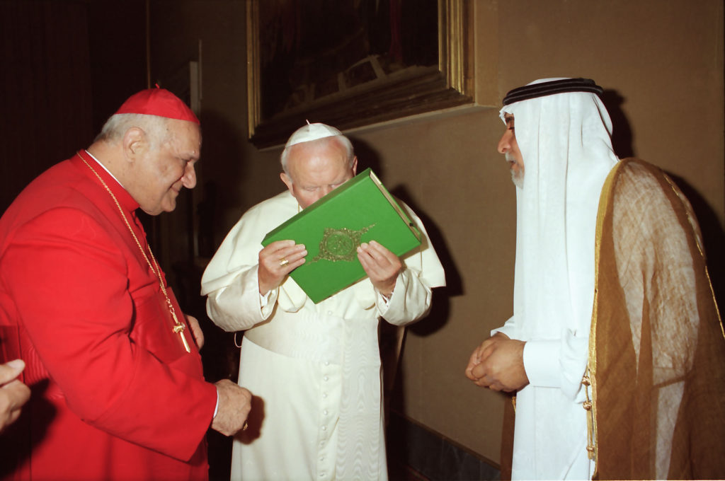 Papst Johannes Paul II. küsst den Koran